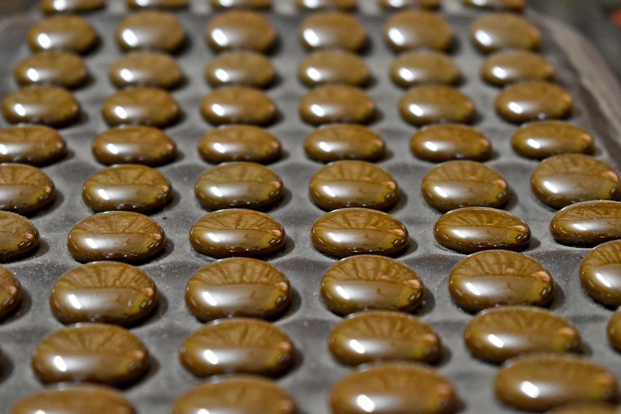 Tappetino massaggiante per piedi posizionato su una superficie, con piedi appoggiati sopra.